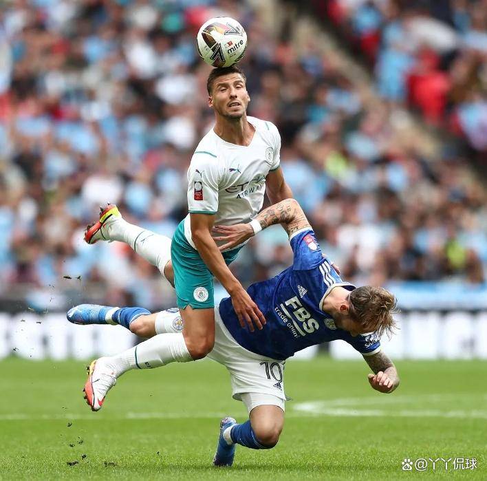 热门球队在比赛中碾压对手,获得胜利 热门球队在比赛中碾压对手,获得胜利