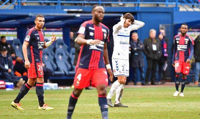 包含格勒诺布队在比赛中取得胜利，实力逐渐显露的词条