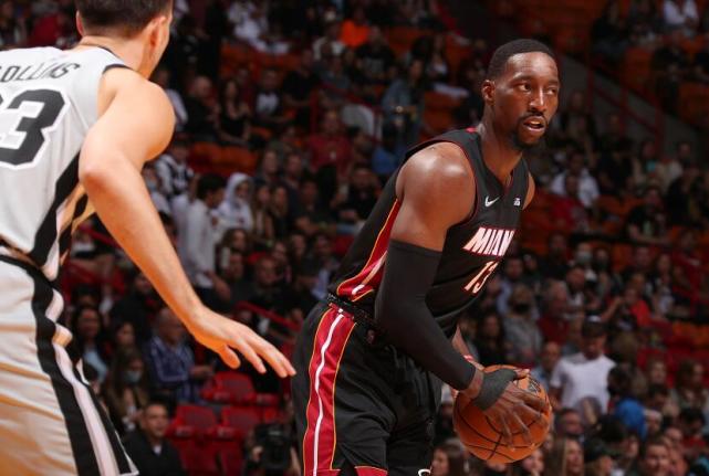 开拓者再胜马刺豪取三连胜,战绩逐渐回暖的简单介绍 开拓者再胜马刺豪取三连胜,战绩逐渐回暖的简单介绍