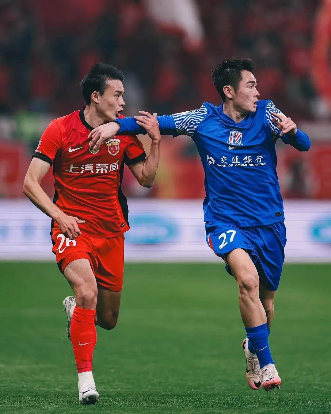 足球明星闪耀赛场，表现抢眼