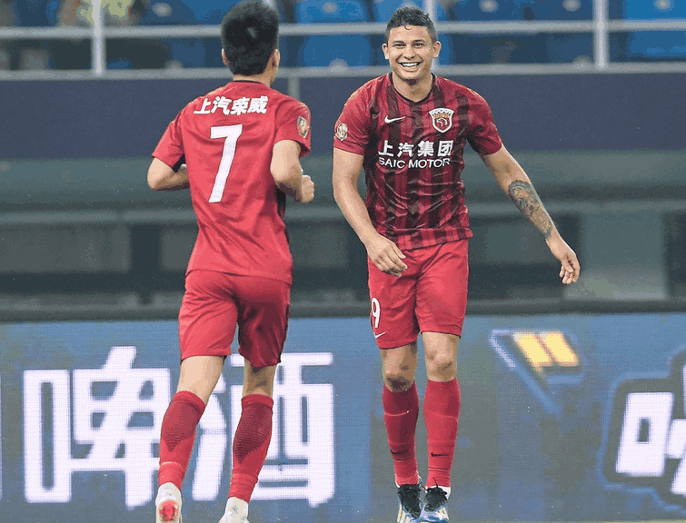 天津泰达队员合力进攻取得胜利晋级 天津泰达队员合力进攻取得胜利晋级