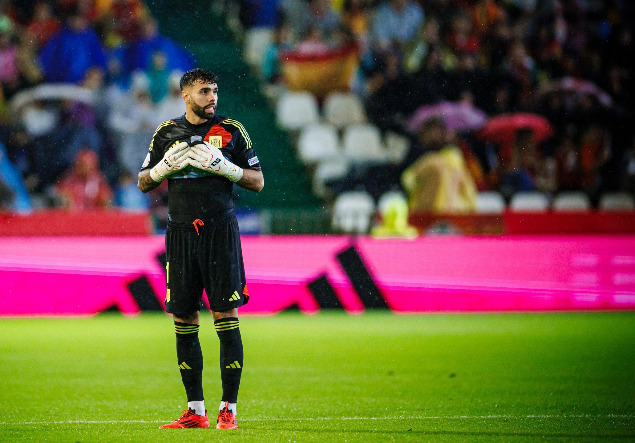 西班牙队意外失利，锁定小组出线权