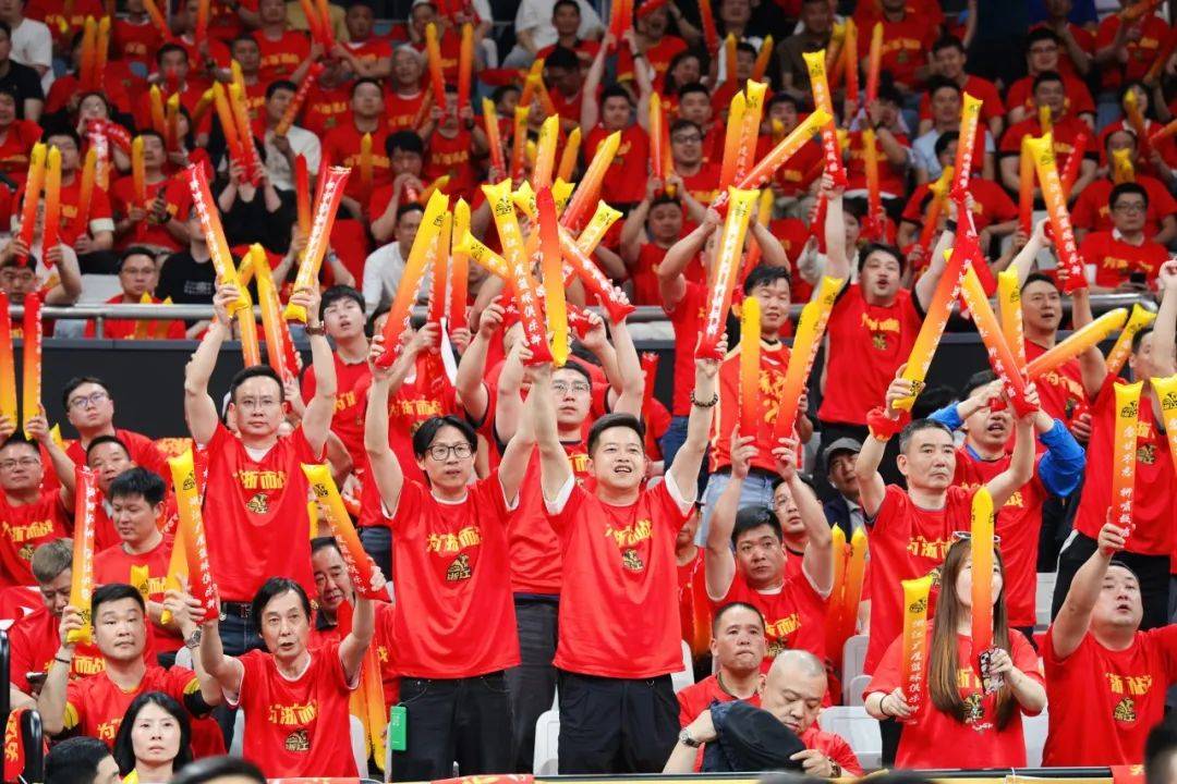 CBA比赛现场气氛热烈,观众为球队呐喊助威的简单介绍 CBA比赛现场气氛热烈,观众为球队呐喊助威的简单介绍