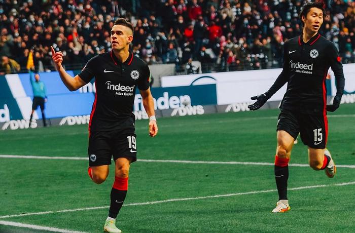 包含里昂客场逼平圣埃蒂安，保持在联赛前三位置的词条