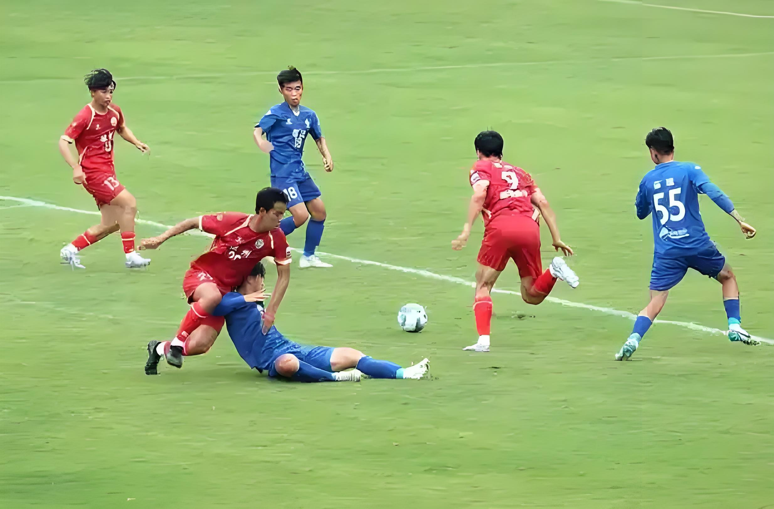 运动员们拼尽全力，奋力争夺比赛的胜利