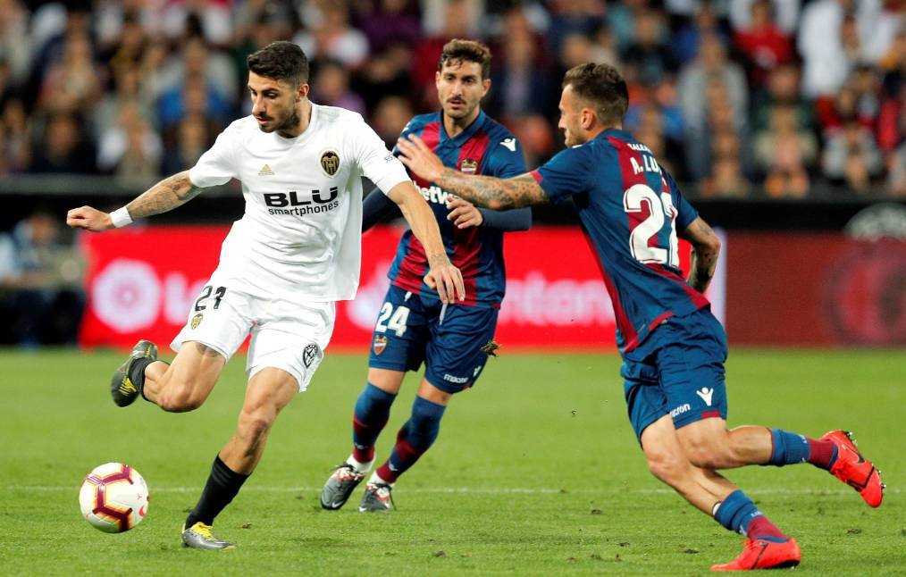 足球赛事竞争激烈,每场比赛都充满不确定性 足球赛事竞争激烈,每场比赛都充满不确定性