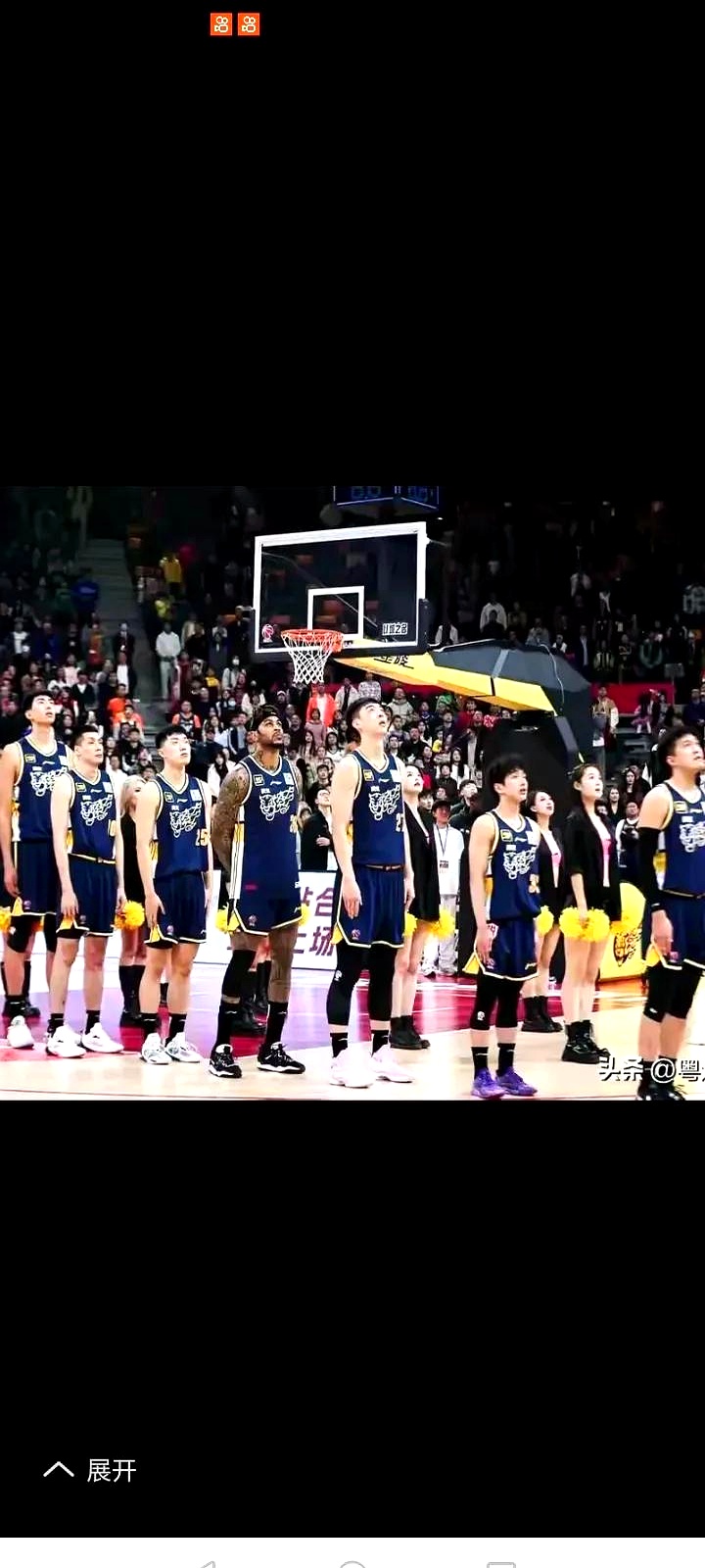 两国篮球队的对决，场面激烈而紧张