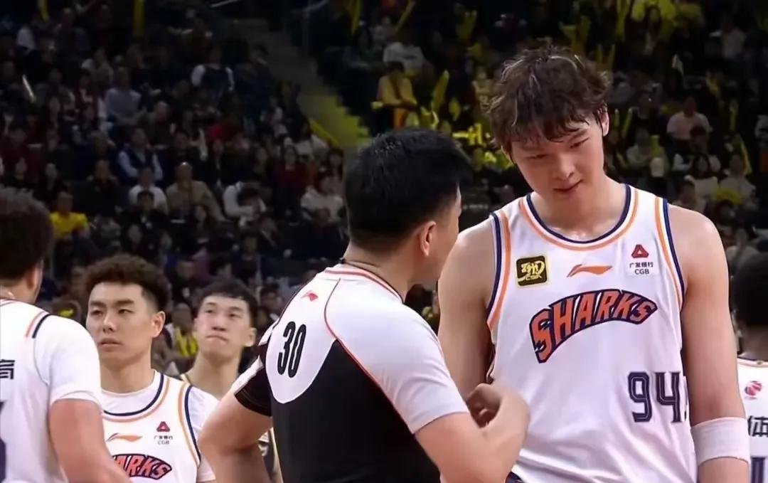 北京男篮客场击败广东,一波连胜告终 北京男篮客场击败广东,一波连胜告终
