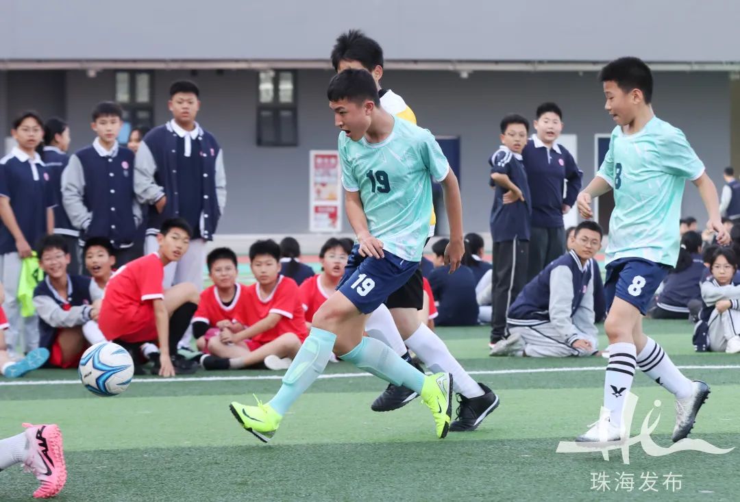 九游体育官方入口-足球比赛现场举行集体加油助威活动，气氛火热