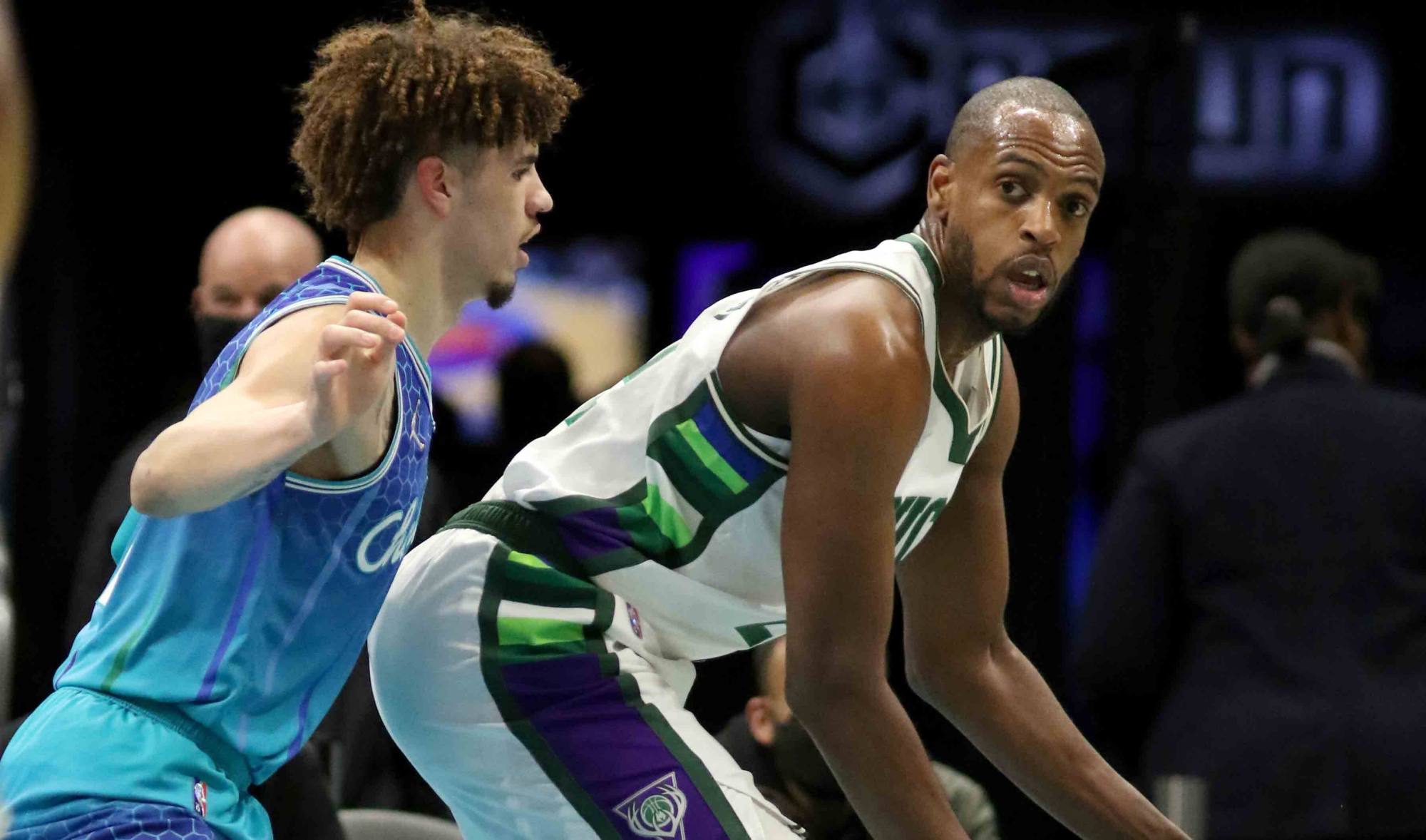 黄蜂完美合作,击败对手全力取胜 黄蜂完美合作,击败对手全力取胜