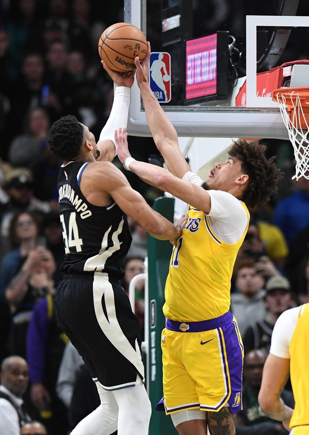 雄鹿主场胜湖人,取得四连胜 雄鹿主场胜湖人,取得四连胜